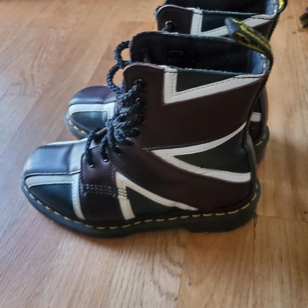 Unisex 1460 Pascal British Flag Doc Martens, Womans Size 6
